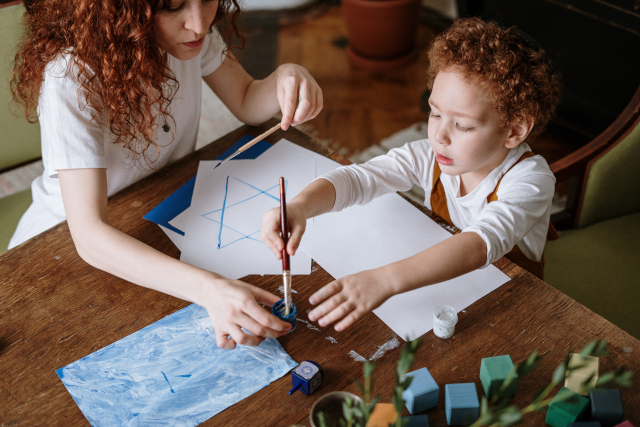 Fun things to do do in Bridport, mother and son doing art