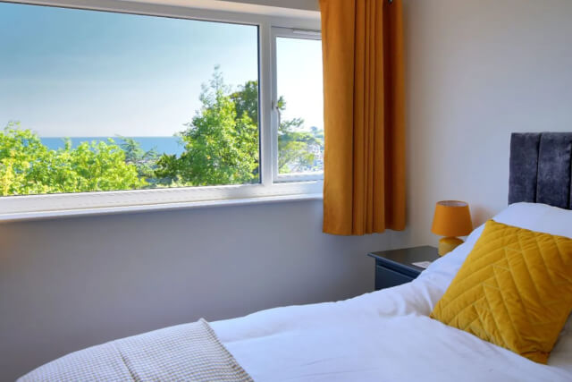 Lottys Lookout - Double Bedroom with Sea Views